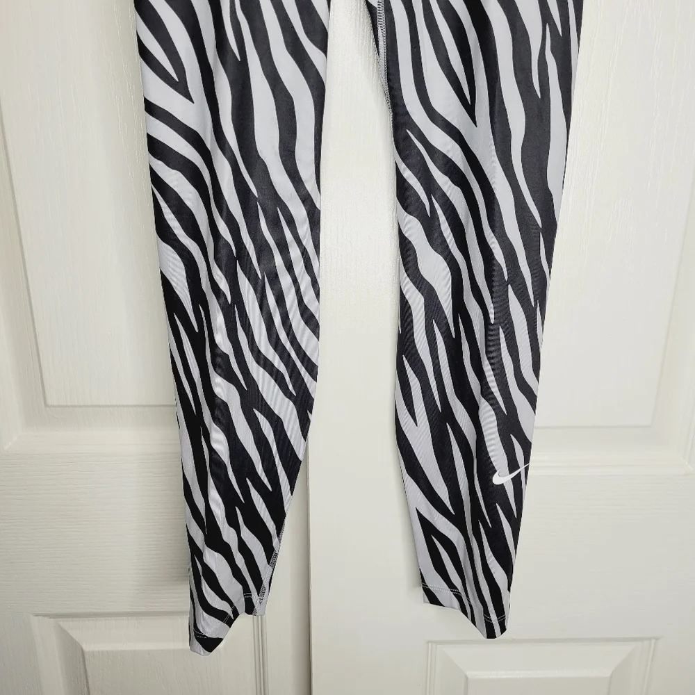 Nike Women's Icon Clash All Over Zebra Print Legging 7/8 Length White/Black XS